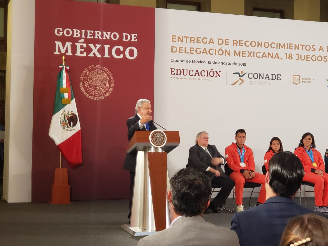 López Obrador entrega premios a atletas panamericanos