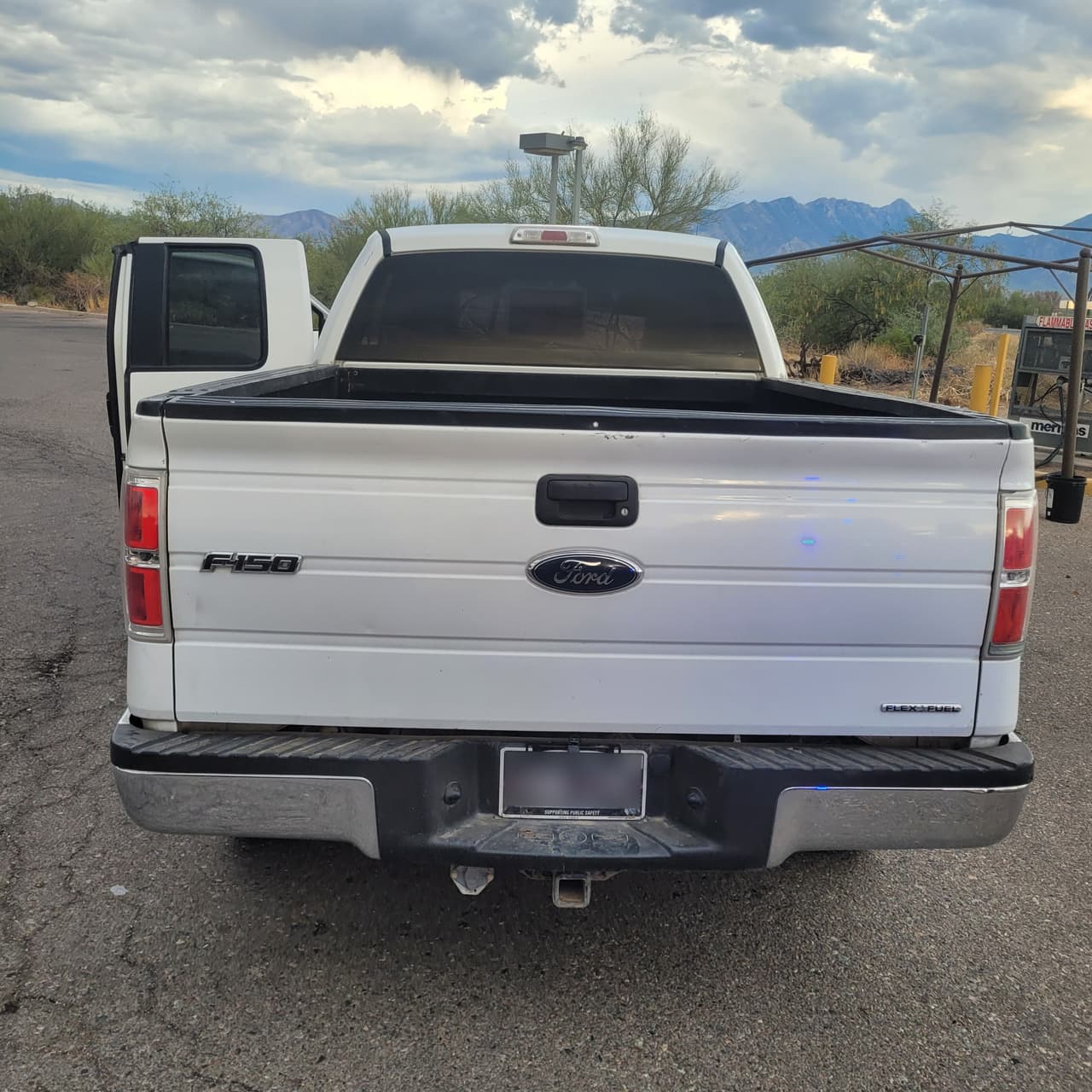 Viajaban en esta camioneta, la mayoría atrás acostados uno encima del otro.