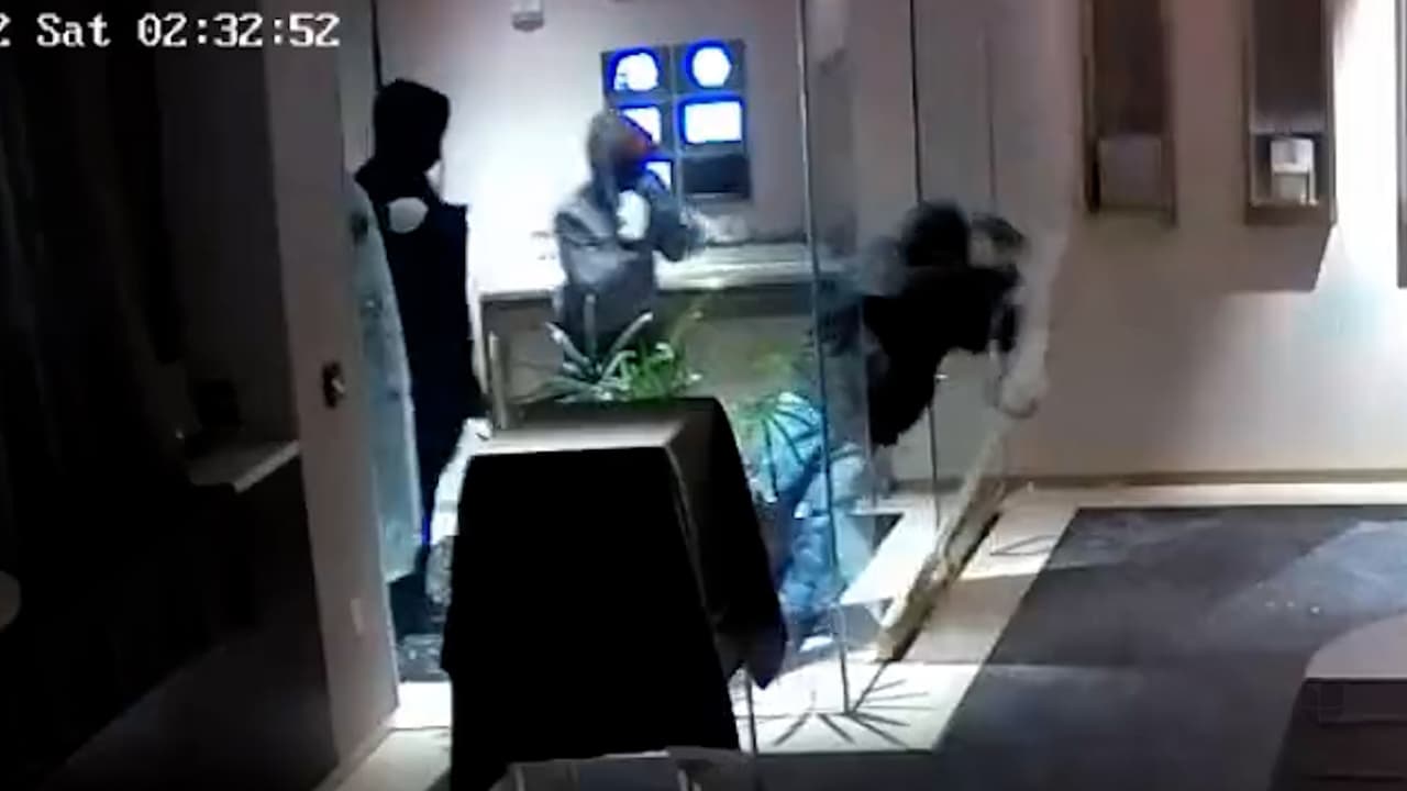 En video: trío invade exclusiva joyería de Manhattan y huye con más de $500,000 en relojes y otras prendas