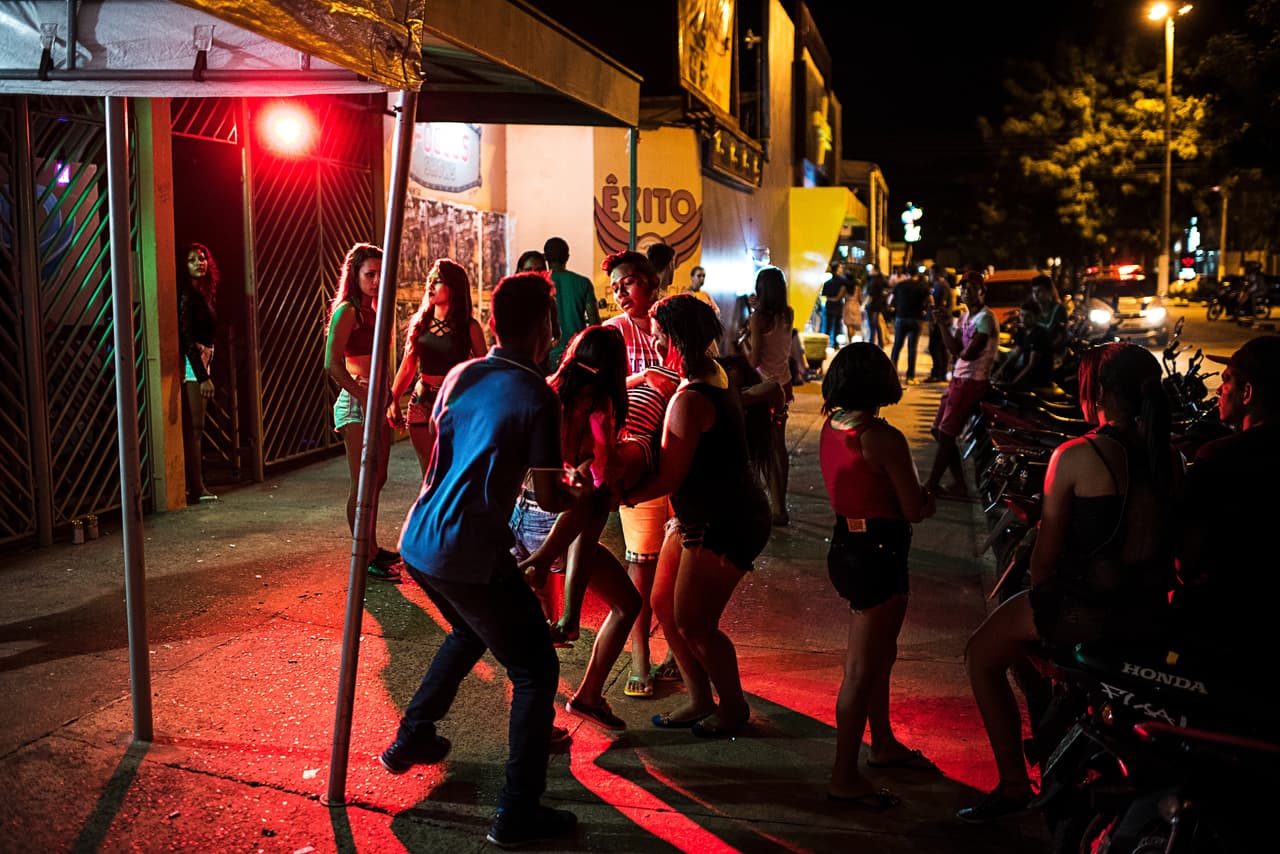 Dos jóvenes cargan a una mujer inconsciente a la salida de un club nocturno en Altamira.