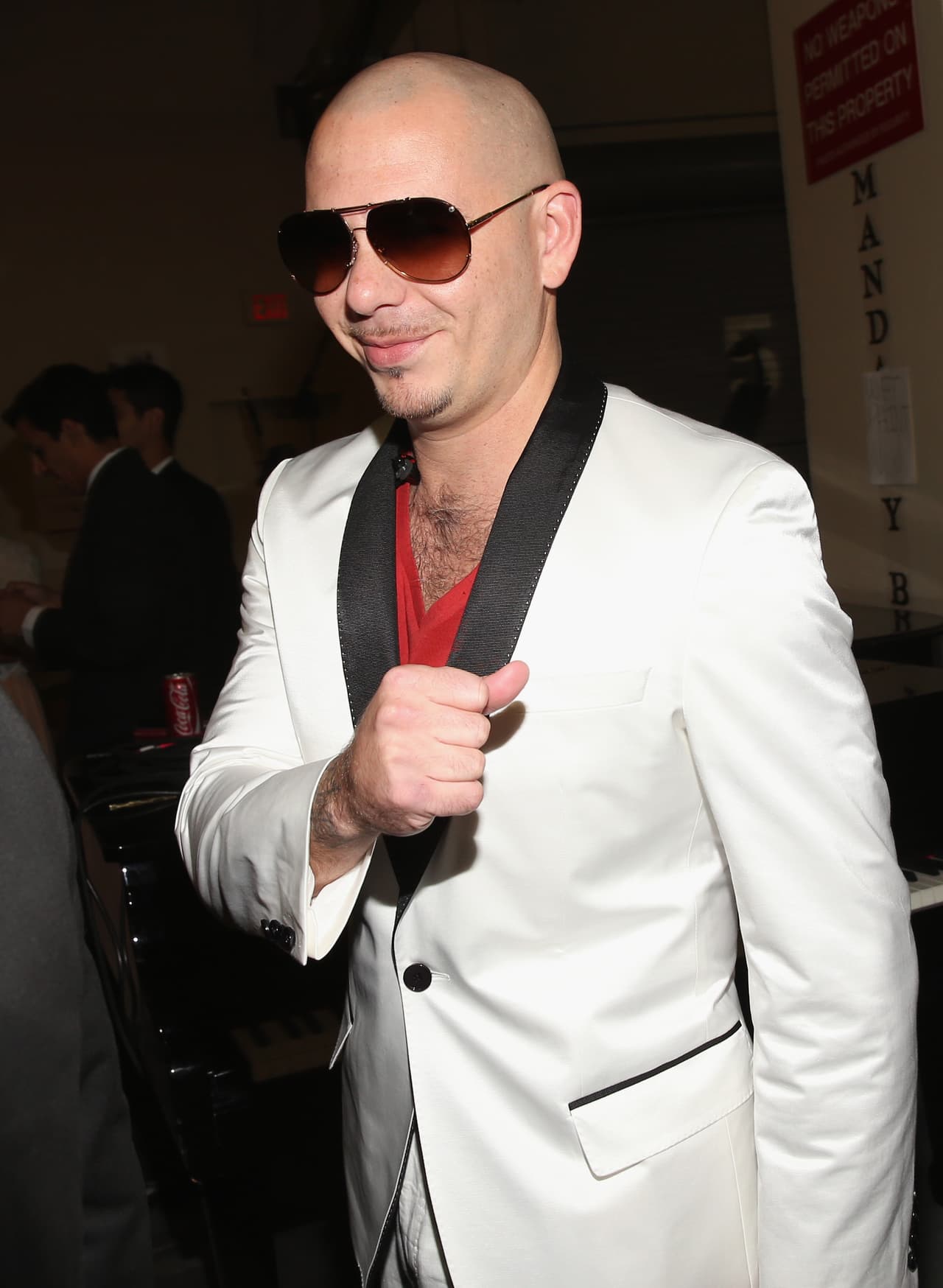 En 2012 los galanes como Pitbull también dijeron presente. Para ese año eligió un look en blanco.