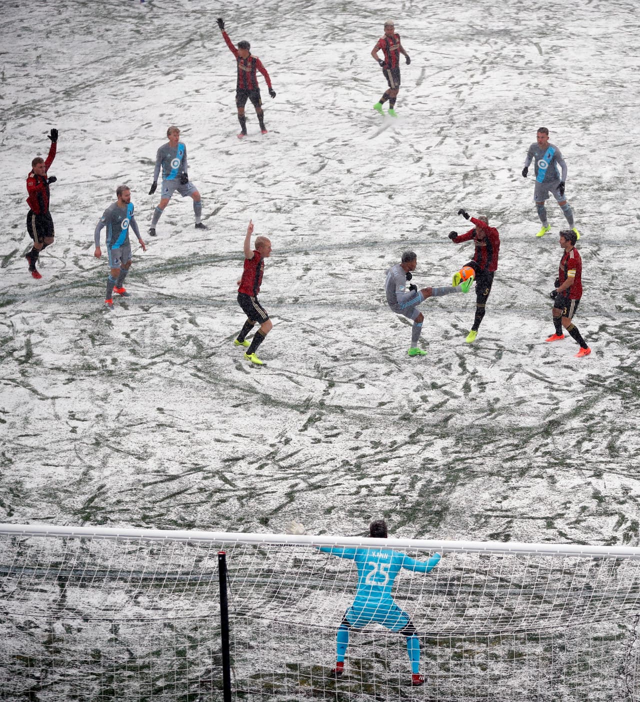 La nieve, además del juego exhibido por Atlanta, era la protagonista en cada jugada del partido.