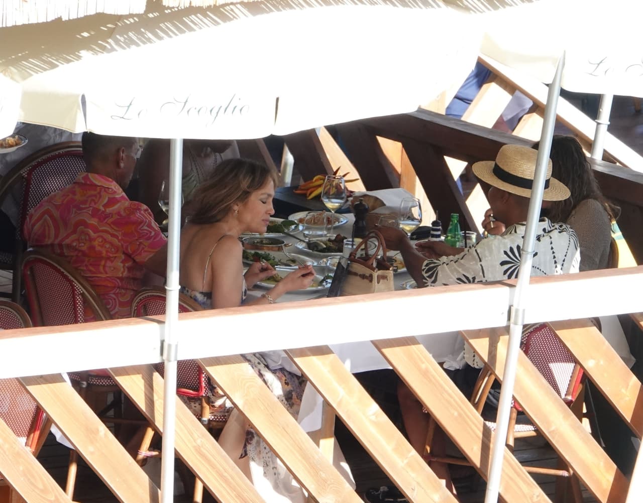 La protagonista de 
<a href="https://vix.com/es-es/detail/video-4173568?utm_medium=internal_referral&utm_source=univision&utm_campaign=evergreen&utm_content=ed_entertainment&utm_term=article" target="_blank"><b>'Experta en bodas', película que puedes ver en ViX,</b></a> disfrutó del reconocido restaurante Lo Scoglio da Tommaso, ubicado en la localidad de Nerano.
<br>