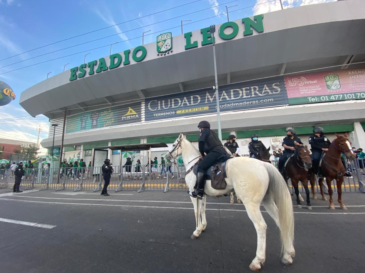 Las aficiones de los cuadros felinos acuden a las inmediaciones del estadio para recibir y apoyar a sus jugadores previo a la final de vuelta del Guard1anes 2020.
