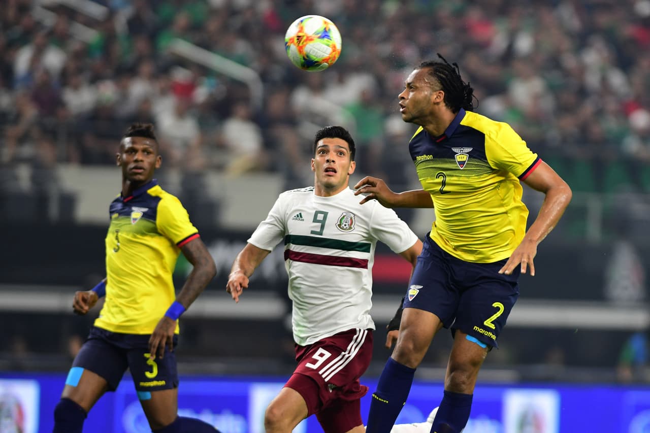 Un error de la defensa mexicana le dio la opción de abrir el marcador a Ecuador, el balón dio en el vertical y se salvó el Tri.