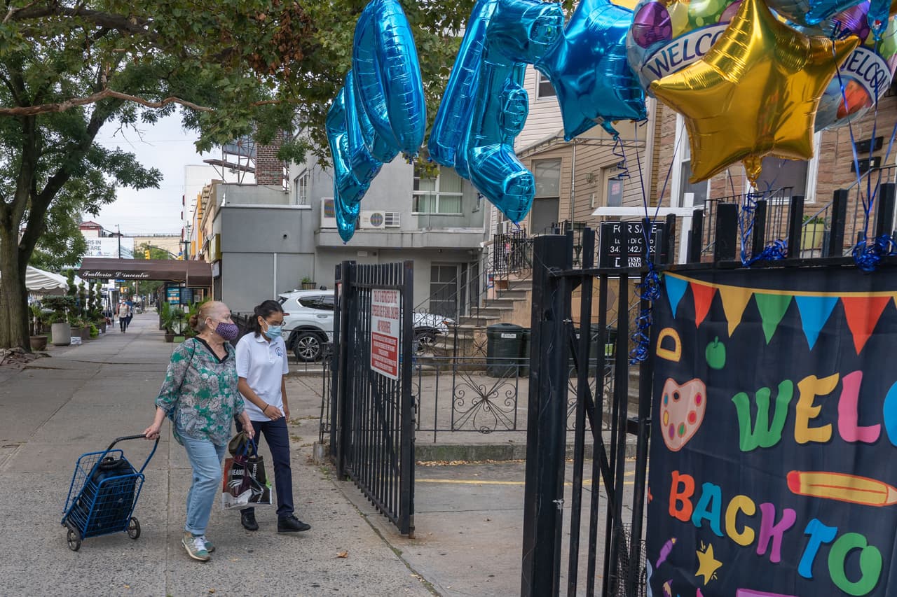 Escuelas católicas de NYC vuelven a las aulas, mientras crece pedido de clases remotas en las públicas