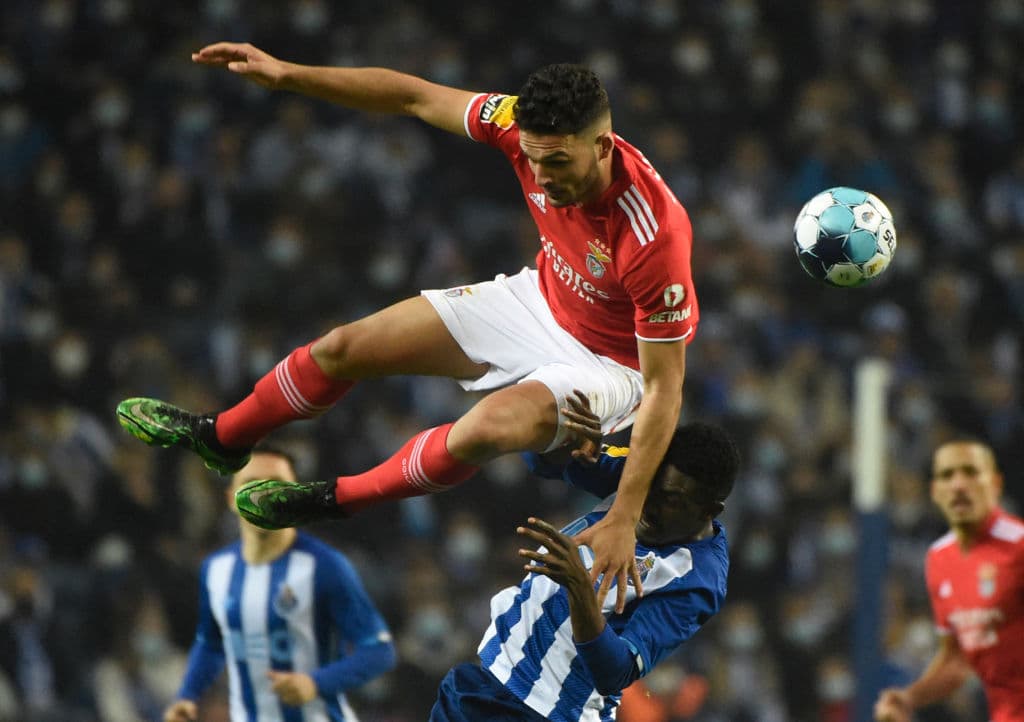Fabio Ferreira Vieira (34'), Eduardo Aquino (37') y Mehdi Taremi (68') le dieron el triundo al Porto frente al Benfica con marcador 3-1 en el clásico portugués, durante la Jornada 16 en la Primeira Liga. El mexicano Jesús 'Tecatito' Corona jugó 35 minutos.