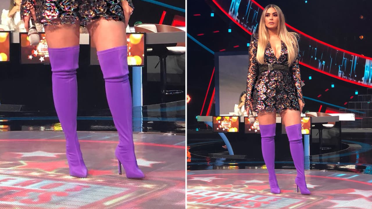 La conductora combinó un minivestido en lentejuela multicolor con unas
<b><a href="https://www.univision.com/shows/pequenos-gigantes/las-espectaculares-maxi-botas-de-galilea-que-todas-quieren-fotos">espectaculares maxibotas en color violeta</a></b>. En un principio, las botas llegaban tan arriba que nos hicieorn pensar que eran unos leggins.