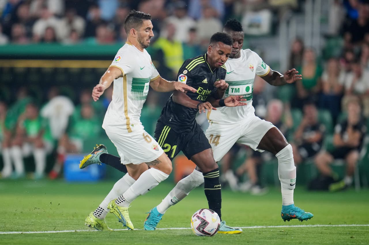 Benzema que ganó el Balón de Oro el pasado lunes anotó un gol en la victoria como visitante de 3-0; Fede Valverde y Marco Asensio hicieron otras anotaciones.