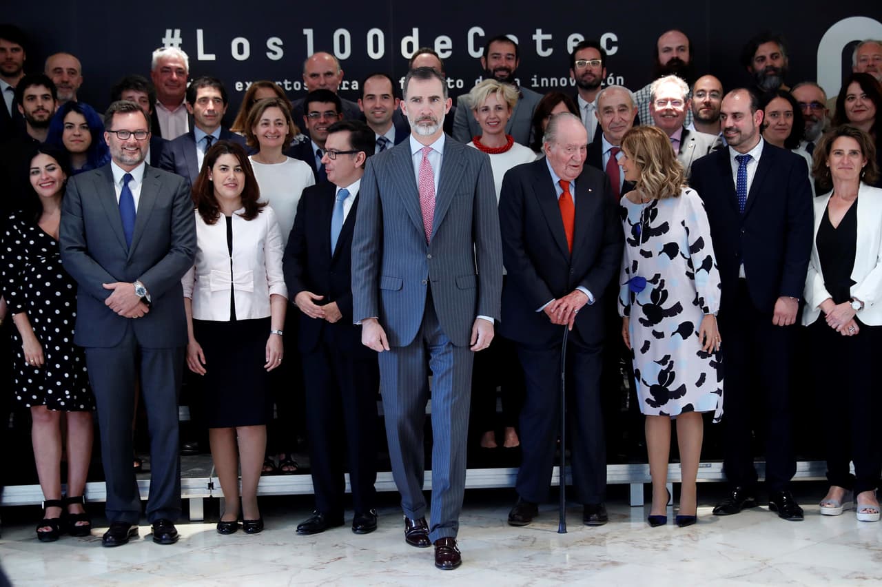 La 
<b>separación física de la pareja</b> en esta fecha especial llamó la atención porque ocurre a menos de dos meses del desencuentro entre 
<b><a href="https://www.univision.com/entretenimiento/realeza/lo-que-no-se-vio-del-pleito-entre-la-reina-de-espana-y-su-suegra-incluso-les-leen-los-labios-fotos">Letizia y su suegra</a></b>, la reina emérita Sofía, a su salida de la misa de Pascua, el Domingo de Resurección.