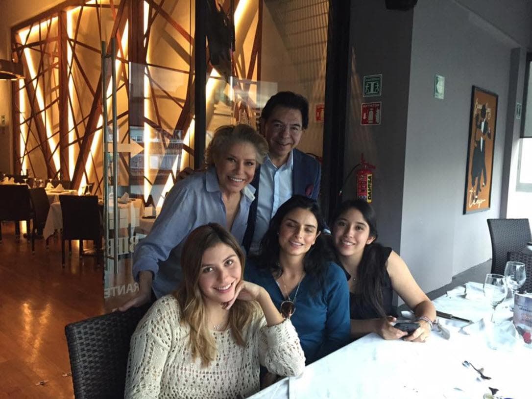 Después Gabriela Michel se casó con el locutor Jorge Alberto Aguilera, que se convirtió en 
<b><a href="https://www.univision.com/famosos/la-crie-hasta-los-18-anos-padrastro-de-aislinn-derbez-habla-de-la-relacion-que-tiene-con-ella-y-con-eugenio-fotos" target="_blank">padrastro de Aislinn y la crió hasta los 18 años</a></b>.