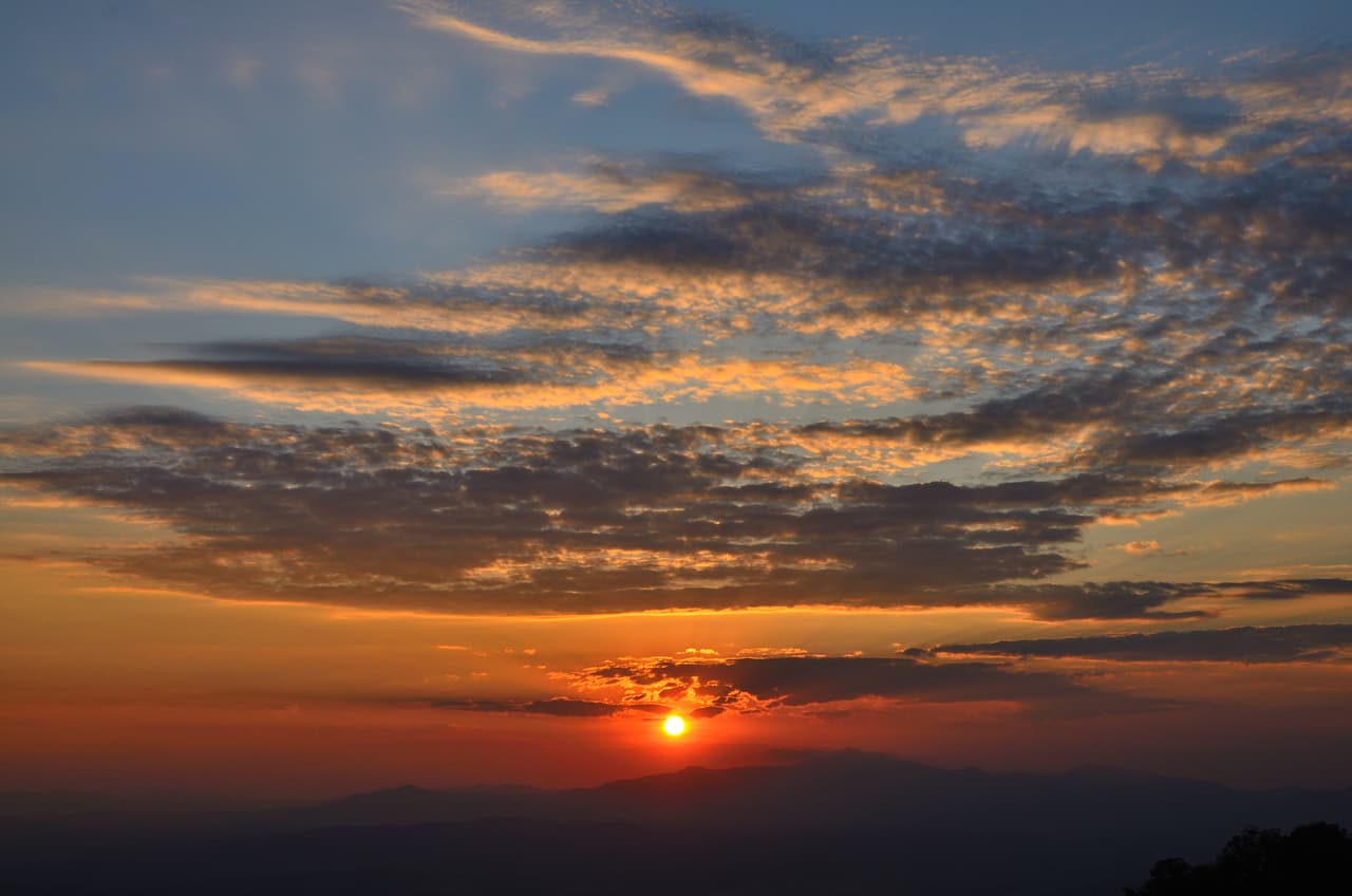 En esos momentos del año el Sol alcanza su máxima declinación norte y máxima declinación sur con respecto al ecuador terrestre y ocurre dos veces al año: en junio y diciembre.