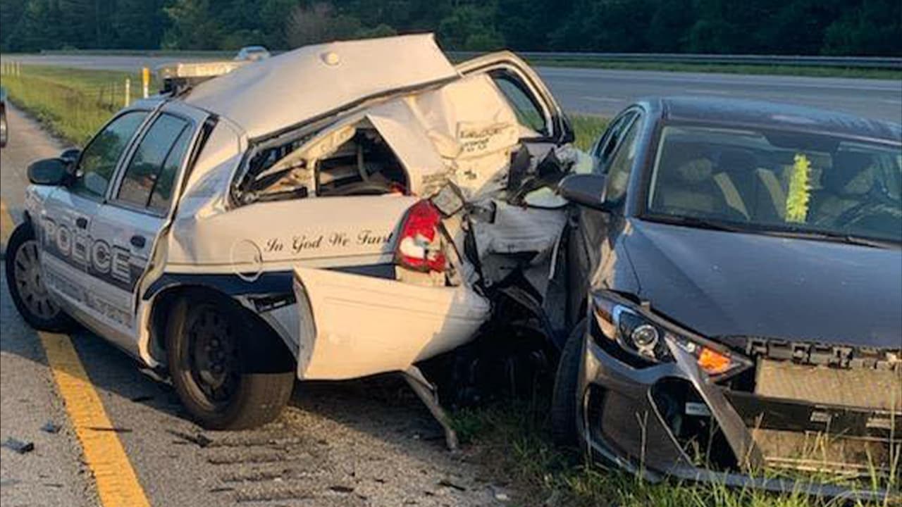 En video: Auto se estrella contra una patrulla estacionada y casi termina en tragedia