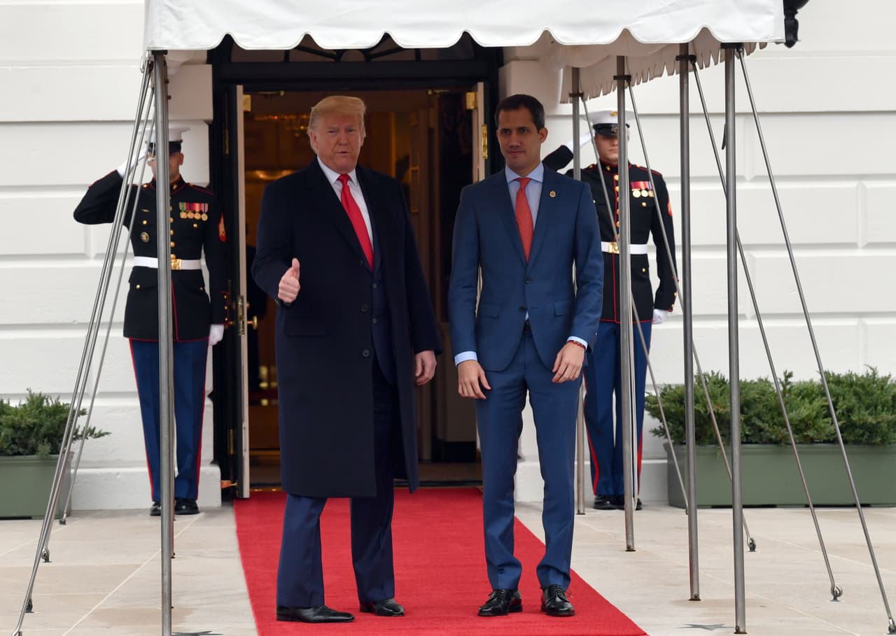 Trump, vestido con su característica corbata roja, lo recibió bajo un gran toldo blanco para protegerse de la intermitente lluvia y posó con Guaidó durante unos segundos ante las cámaras, antes de dirigirse con él hacia el interior de la Casa Blanca.
<br>