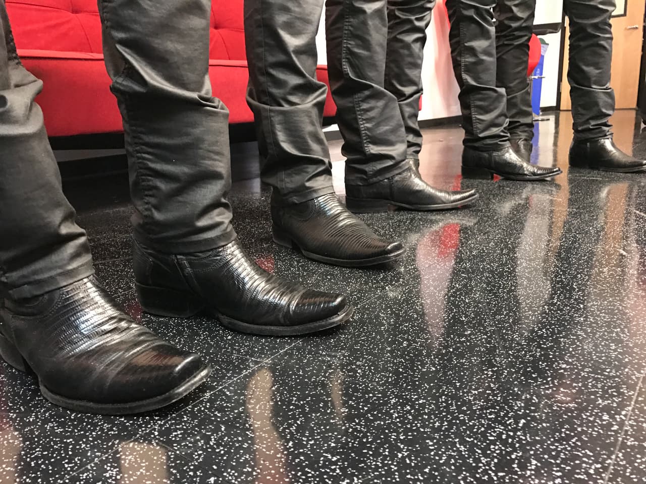 Los banda de norteño, originaria de Monterrey, lució incluso las mismas botas y pantalones en negro.