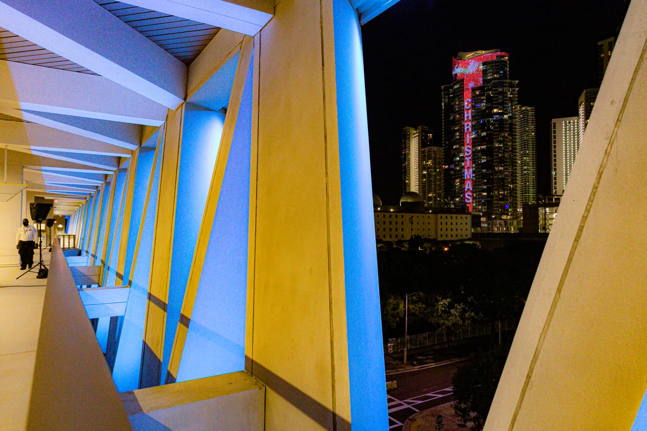También verán un Elfo del polo norte esparciendo copos de nieve sobre el Downtown de Miami.