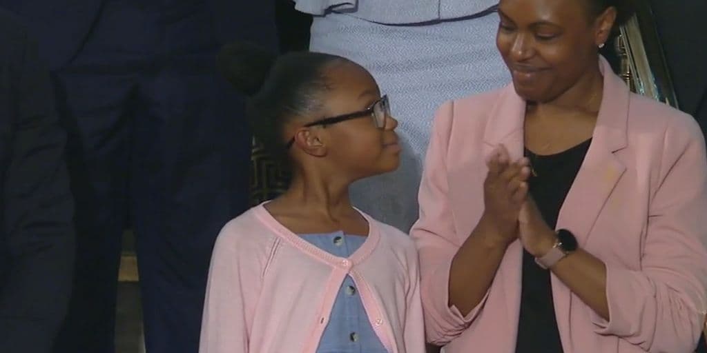 "La madre de Janiyah, Stephanie, es madre soltera. Haría cualquier cosa para darle a su hija un futuro mejor. Pero el año pasado, ese futuro quedó fuera de alcance cuando el gobernador de Pensilvania vetó la legislación para ampliar las opciones escolares para 50,000 niños", dijo Trump.