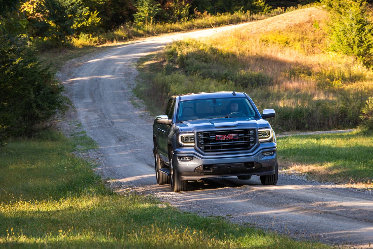 La GMC Sierra cuenta con una amplia variedad de motores, que van desde un V6 de 4.3 litros de 285 caballos hasta un V8 de 6.2 litros de 420 caballos de fuerza, pertenecientes a la gama EcoTech.