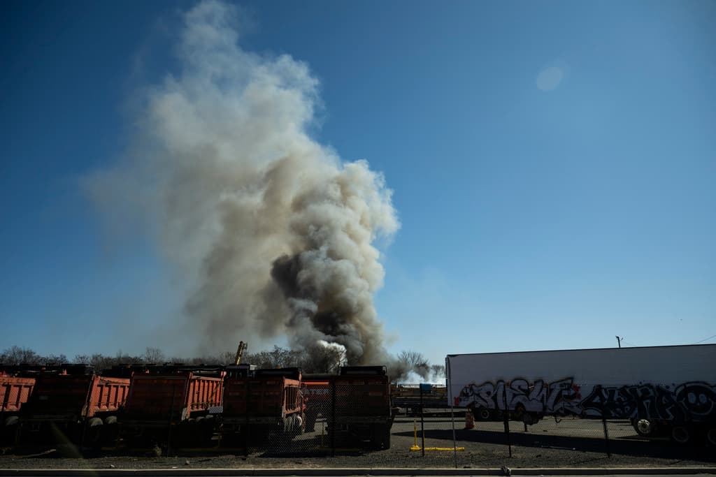 Inicialmente se informó que el humo negro provenía de una pila de neumáticos en fuego, junto basura y ramas caídas.