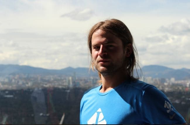 Schulz, que posee el récord mundial en “long line” (absoluto) de 610 metros de longitud, salió de la Torre Bancomer y acabó en la Torre Reforma.