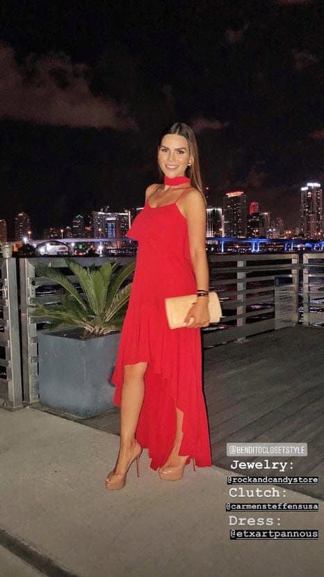 Karina estuvo muy orgullosa porque en el evento reconocieron el trabajo altruista de su novio.