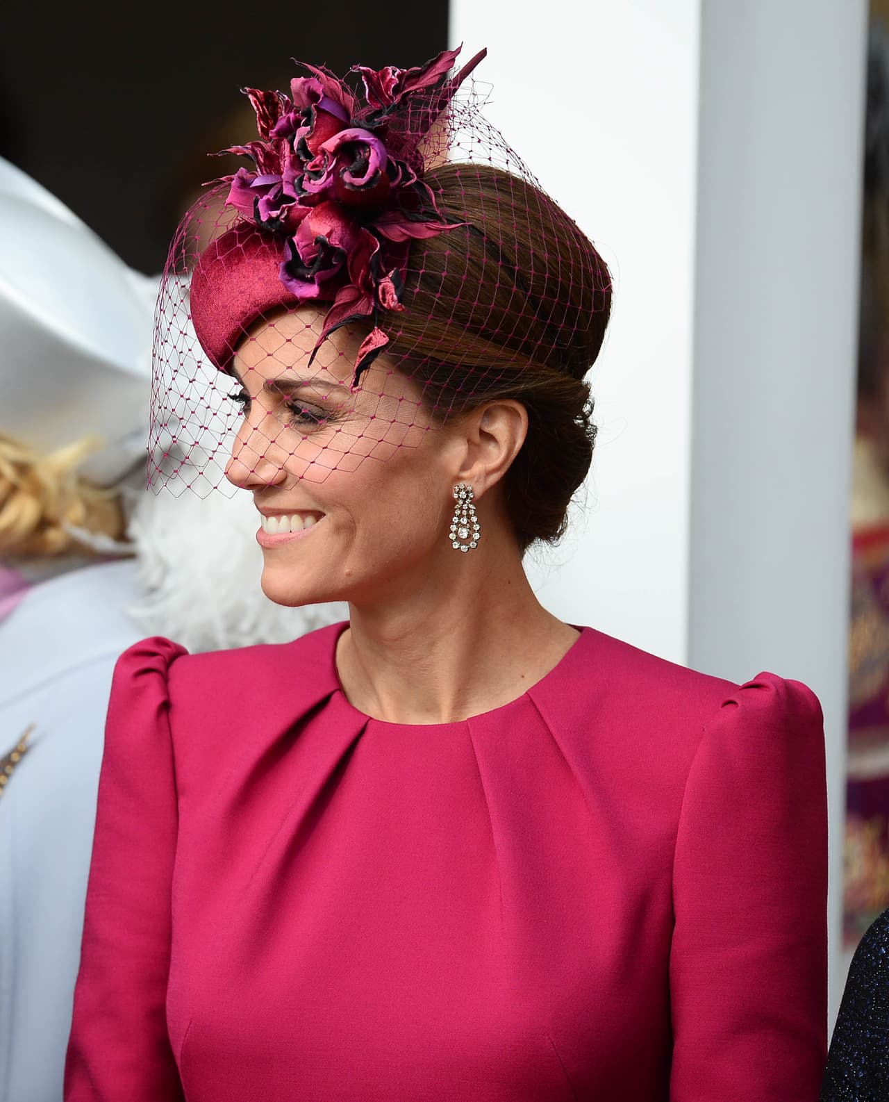 La duquesa de Cambridge lució unos aretes de brillantes pavonados en forma de gota.