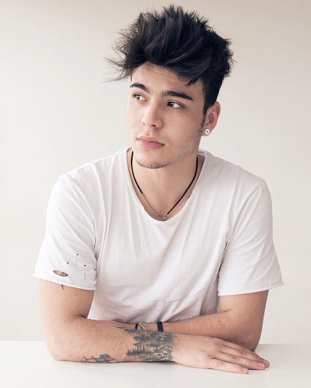 En cada capítulo habla de alguno de los elementos más importantes para triunfar en la web.