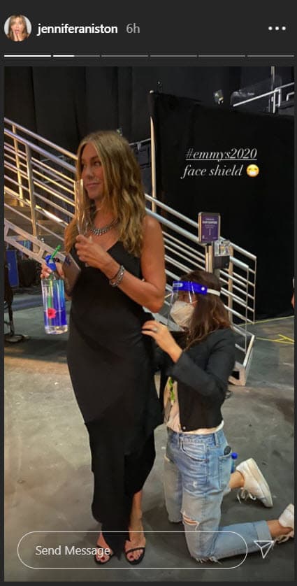 Jennifer Aniston vistió con un slip dress negro de Dior y un collar de diamantes.