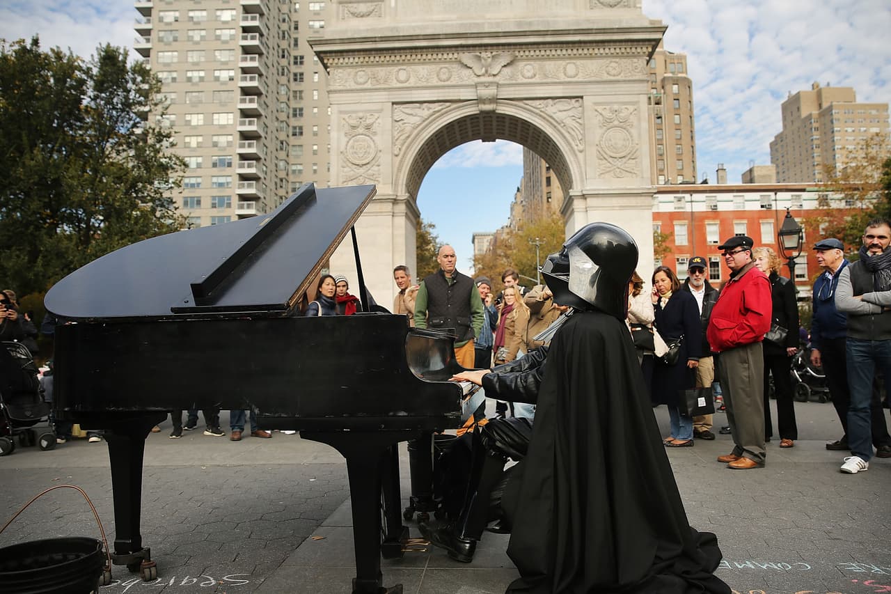 Miles de personas acuden a la edición 42 del desfile anual de Halloween en Greenwich Village, el cual se ha convertido en uno de los más grandes del país.