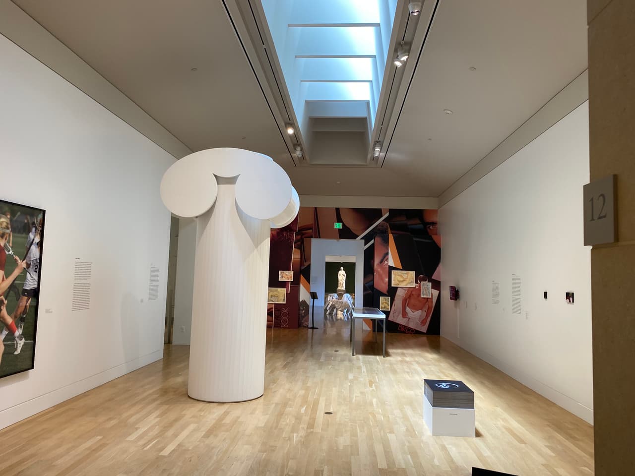 Puestas de arte moderno de Los Ángeles están abiertas al público con una condición...El uso de máscarillas es requerido dentro de los edificios.