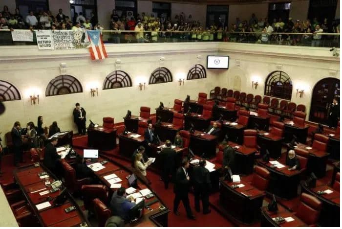 Aprueban proyecto que aumenta los días de vacaciones y enfermedad a empleados públicos 