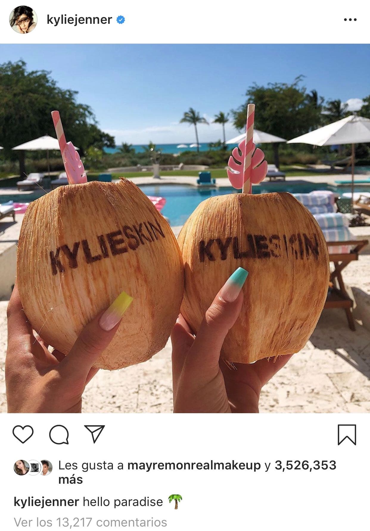 Como parte de sus vacaciones, Kylie Jenner ha mostrado que su nueva línea de cuidado de la piel está muy presente, ya que una gran cantidad de artículos que usa en ese paradisíaco lugar, desde toallas, ropa y hasta cocos, tienen el nombre de su nueva empresa.