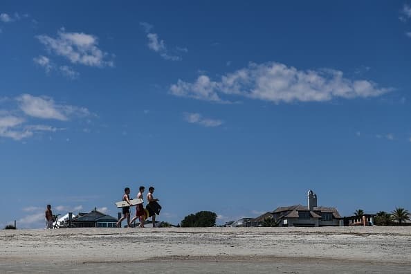 <b>5.-North Beach, Tybee Island.</b>
<br>Río Savannah hasta 1st Street
<br>Tybee Island, GA 31328
<br>(877) 344-3361
<br>
<br>Ubicada en el condado de Chatham, Georgia, Tybee Island es una ciudad, así como una isla en el extremo más oriental del estado y un popular destino turístico para los visitantes de Savannah. Estratégicamente ubicada cerca de la desembocadura del río Savannah, Tybee Island fue frecuentada por piratas. También conocida como Savannah Beach debido a la cercanía de las dos ciudades, Tybee es un paraíso para los observadores de aves. Las garzas, las garcetas y el águila pescadora se pueden ver fácilmente.
<br>