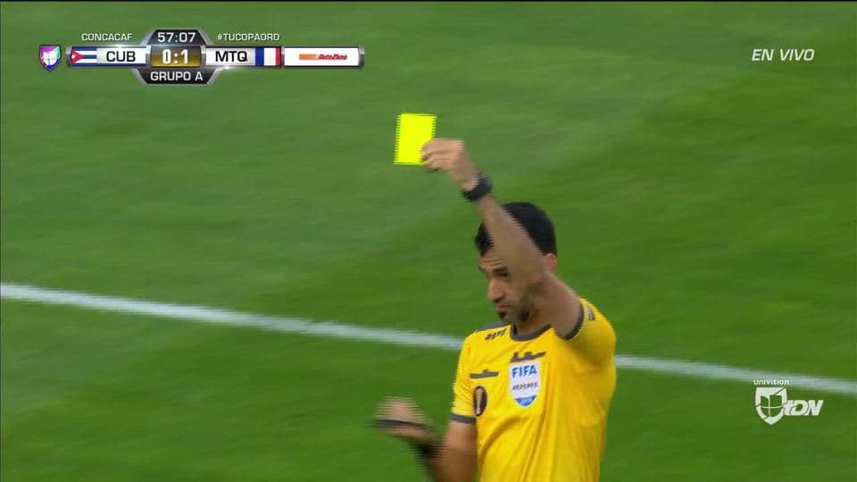 Tarjeta amarilla. El árbitro amonesta a Daniel Luis de Cuba