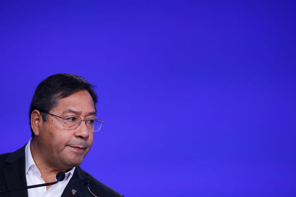 El presidente de Bolivia, el izquierdista 
<a href="https://www.univision.com/noticias/america-latina/el-candidato-de-evo-morales-habria-ganado-las-elecciones-de-bolivia-en-primera-vuelta-segun-proyeccion">Luis Arce</a>, aparece en el quinto lugar de la encueta general, con una nota positiva del 30% de los encuestados. Sin embargo, el 54% lo desaprueba y 17% no opina.