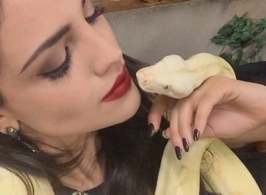 Su personaje es tan sexy como terrorífico.