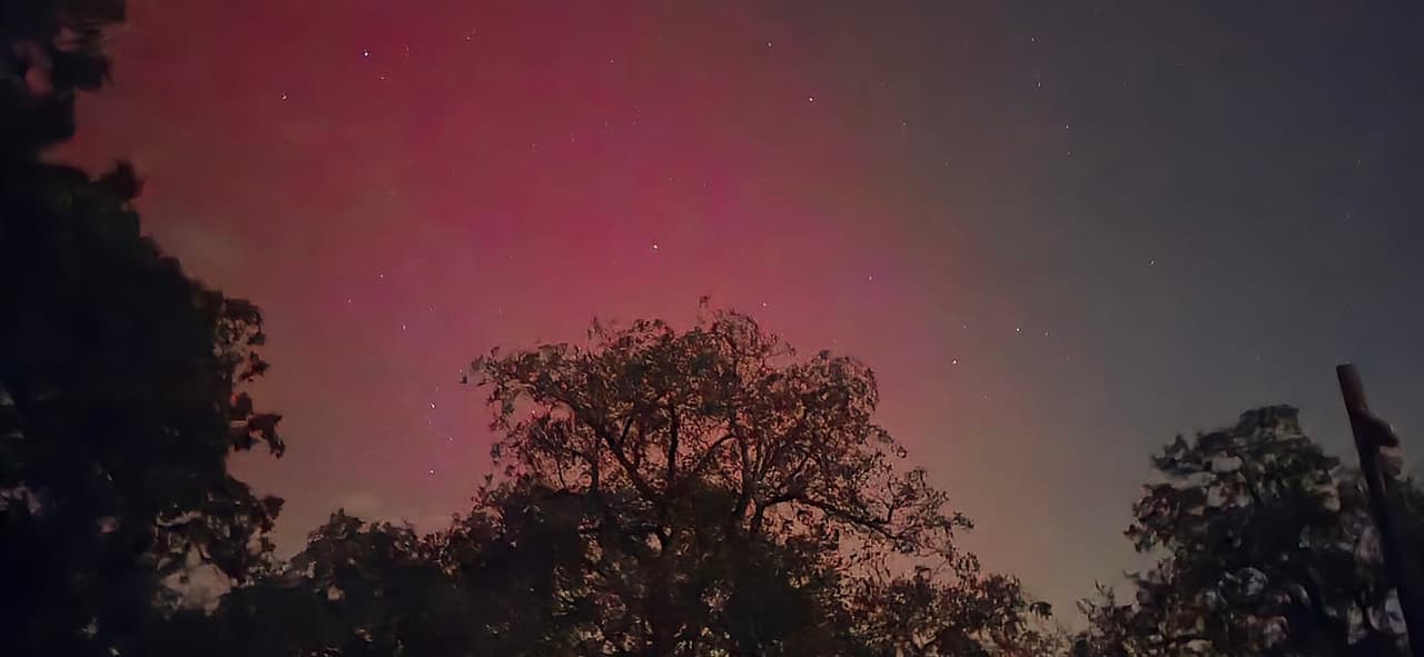 En Mineral Wells también se captaron estas auroras boreales. Ineida Zavitz nos compartió esta fotografía de la noche del jueves 10 de octubre.