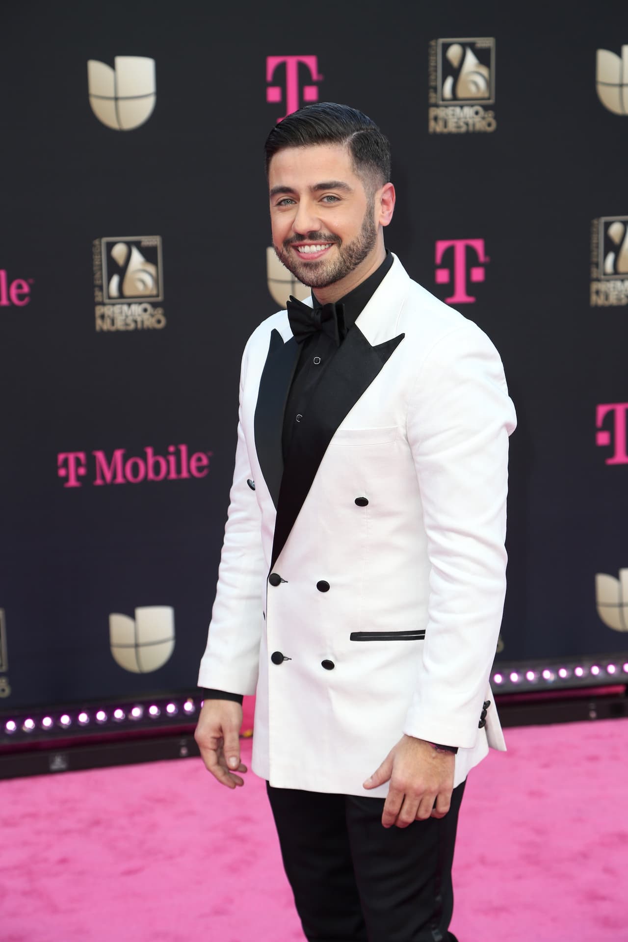 El presentador y periodista también estuvo encargado de hacer entrevistas previas desde la alfombra para el show Noche de Estrellas.