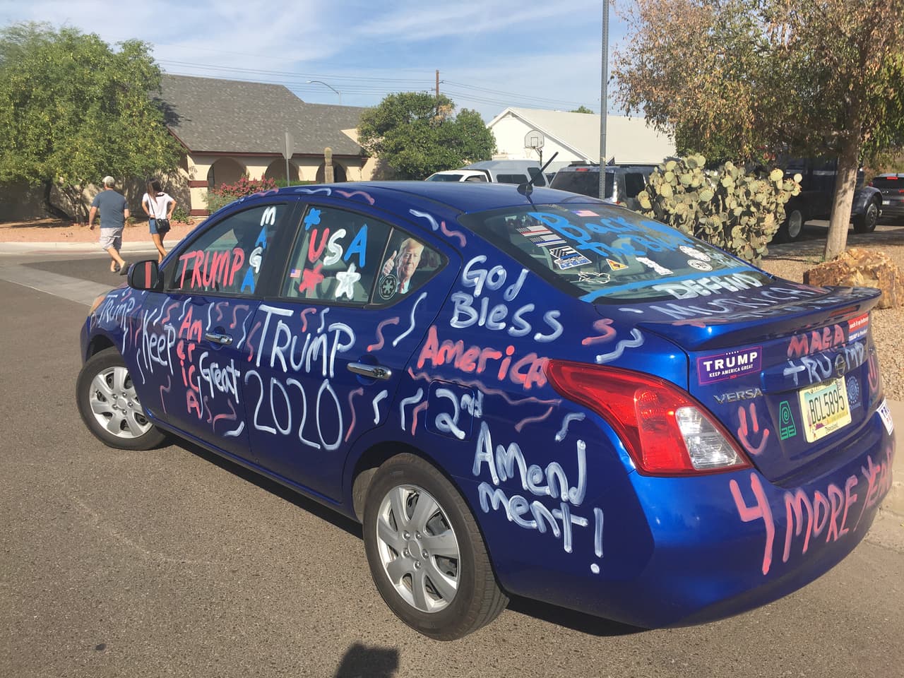 Este vehículo completamente decorado con los colores de la bandera estadounidense promueve a Trump 2020