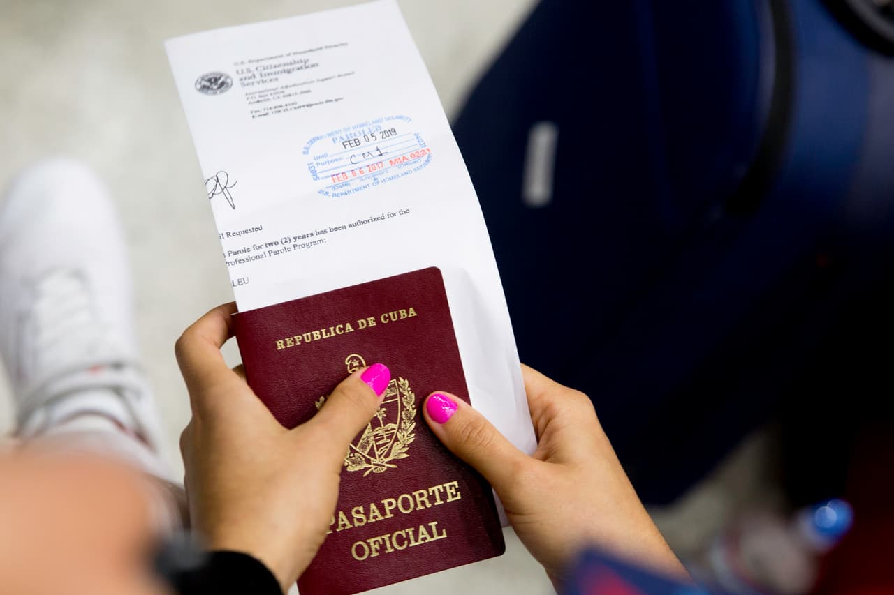 El conocido como "programa Parole" se instauró en agosto de 2006, durante el Gobierno del republicano George W. Bush, y, según datos de Solidaridad Sin Fronteras, ha beneficiado a unos 8,000 profesionales de la salud cubanos. Alfonso calificó el fin del programa CMPP de "muy lamentable" y aseguró que su organización seguirá trabajando para que "se retome de manera inmediata" con el gobierno de Donald Trump.
<br>