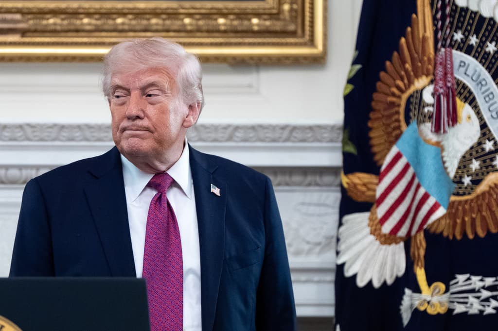 Guerra en Irán hoy: Irán ataca un buque en el estrecho de Ormuz tras la extensión del alto al fuego anunciada por Trump