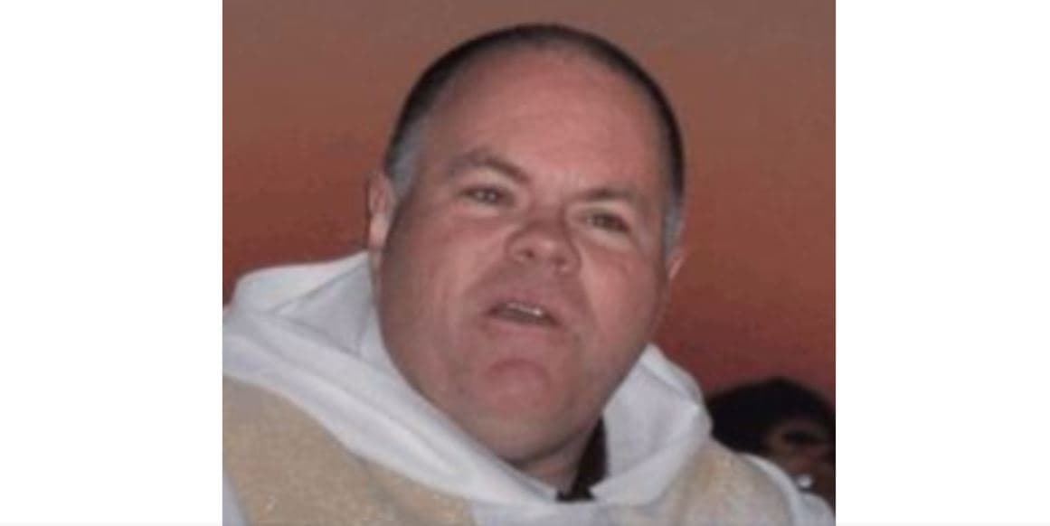 Sacerdote de Chicago regresa a su iglesia después de que alegaciones de abuso sexual fueran encontradas infundadas 