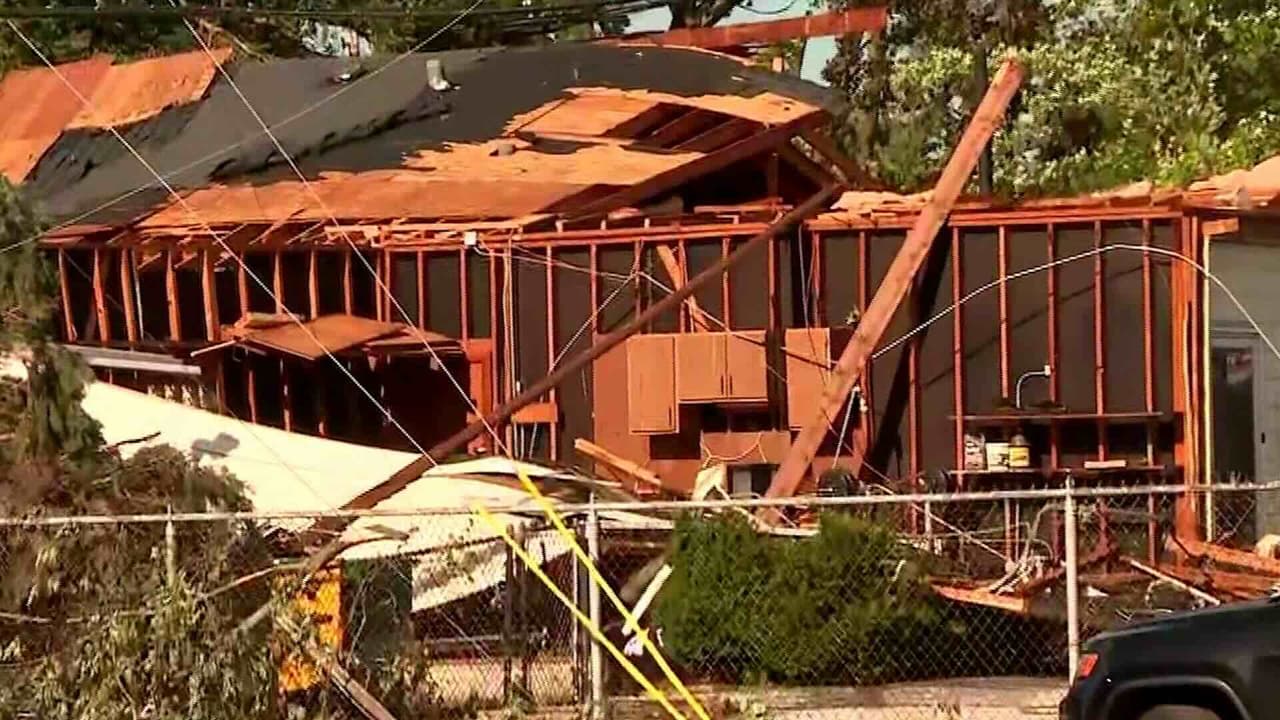 Cables, ramas y vidrios terminaron en el piso por el tiempo severo en Merrillville, Indiana