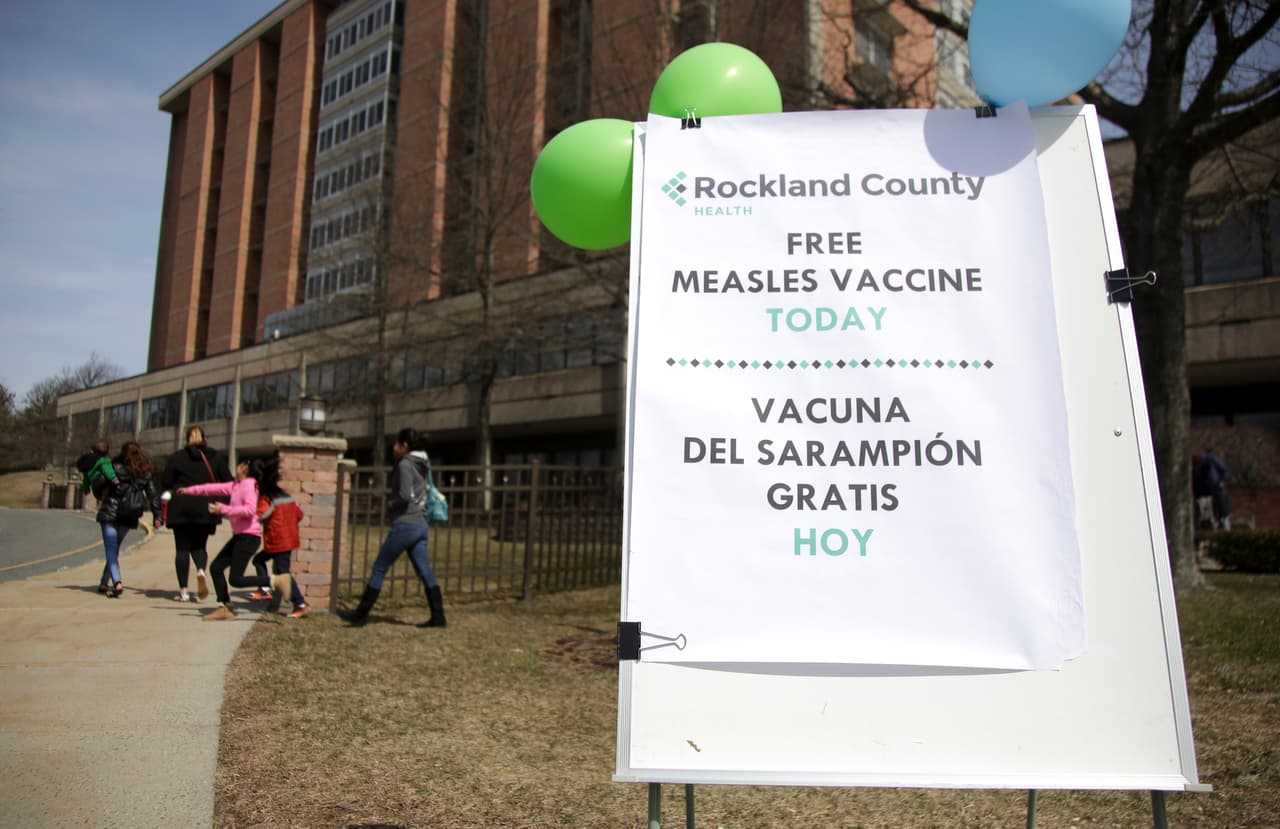 Un cartel anunciaba vacunas gratis del sarampión en el condado de Rockland, en Nueva York, uno de los más afectados, la pasada primavera.