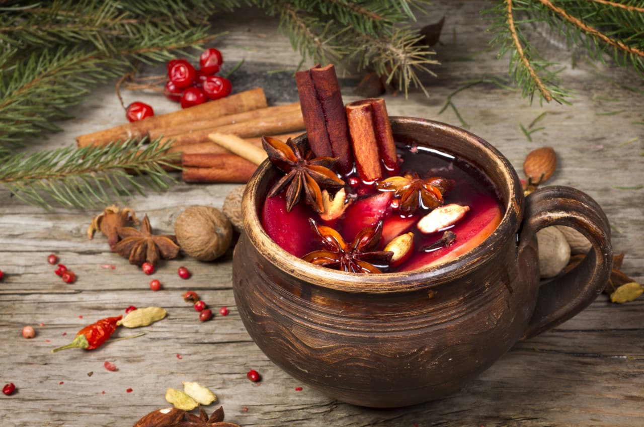 <b>Ponche.</b> El ponche es la bebida por excelencia para las fiestas decembrinas y la Navidad no es la excepción. Esta bebida caliente, compuesta por guayaba, tejocotes, caña de azúcar, tamarindo, entre otras frutas, no puede faltar en tu cena.