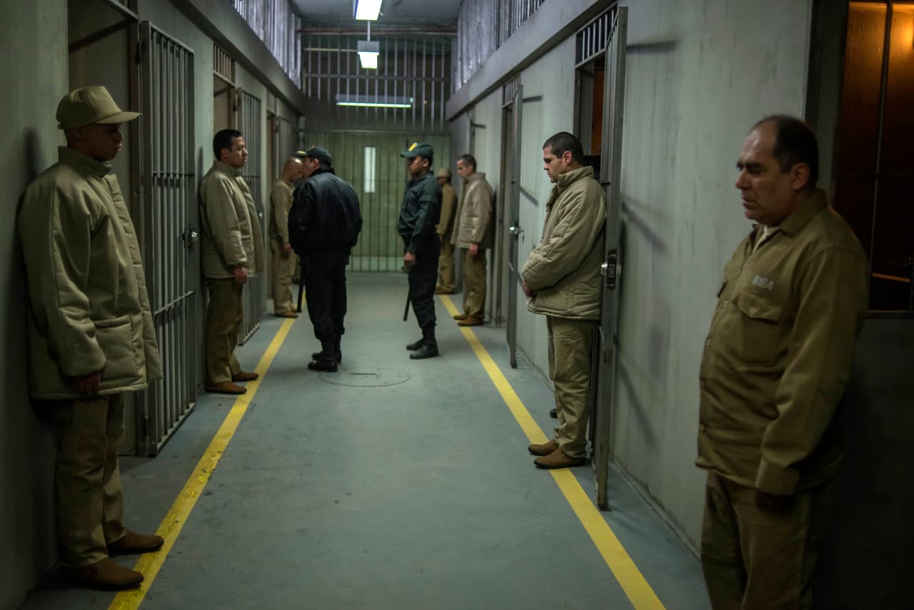 'El Chapo' Guzmán comenzó a estudiar los movimientos del penal y a averiguar sobre la vida de los guardias. Su objetivo era ganarse su lealtad para moverse con libertad.