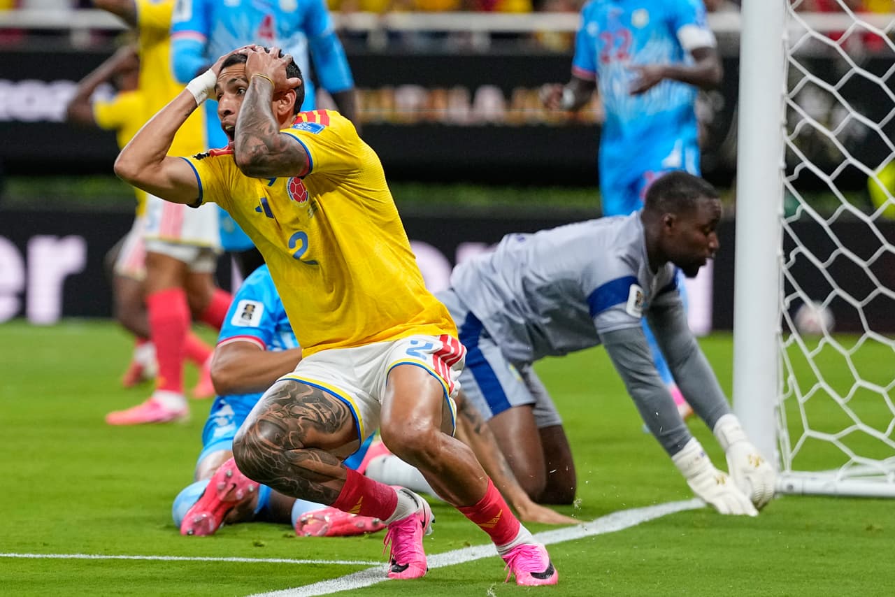 El colombiano Daniel Muñoz (2) reacciona tras fallar un disparo a puerta durante el partido de fútbol del Grupo K de la Copa del Mundo entre Colombia y el Congo en Zapopan, cerca de Guadalajara, México, el martes 23 de junio de 2026.