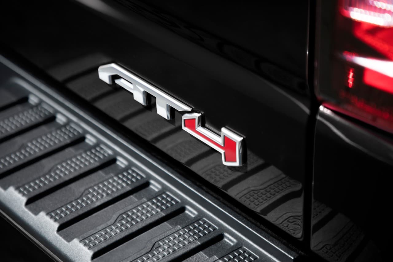 Al igual que la 
<b><a href="https://www.univision.com/noticias/gmc/esta-es-la-nueva-generacion-de-la-gmc-sierra-mas-lujosa-y-tecnologica-fotos" target="_blank">GMC Sierra 2019</a>,</b> esta versión AT4 incorporará la
<b> puerta trasera ‘MultiPro’ </b>con seis funciones. Puede servir como mesa, estación de trabajo o para facilitar el acceso a la carga. El nuevo sistema de remolque ProGrade, con la aplicación 'Trailering', también está presente.