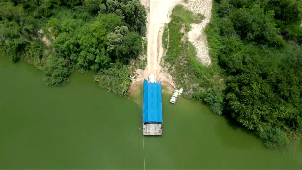 ¿Cruzar la frontera entre EEUU y México con la fuerza de las manos? Así es el Ferry de Los Ébanos