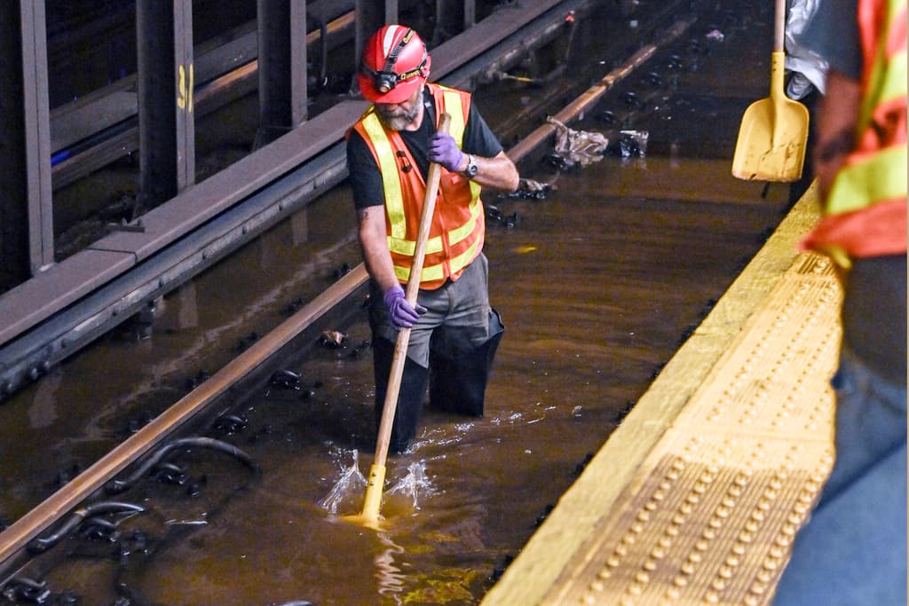 Tubería de agua de 127 años se rompe bajo Times Square en Nueva York, causando inundaciones